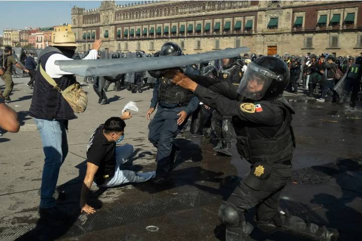 Vinculan a proceso a 18 personas detenidas durante manifestación de Generación Z en CDMX; abogado apelará