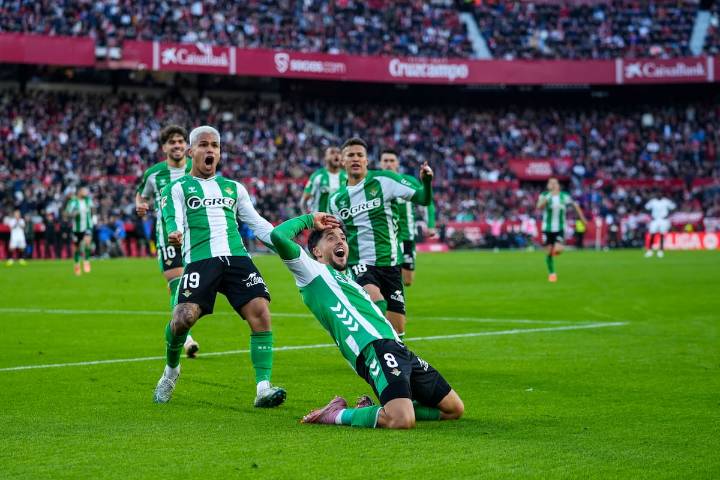 Con serios incidentes en las tribunas: Real Betis de Pellegrini se queda con el derbi ante el Sevilla de Alexis Sánchez