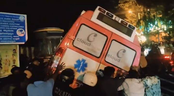 B'luru: Couple dead in ambulance hit-&-run; crowd topples vehicle