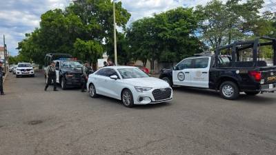 Delincuentes despojan un auto a una muje…