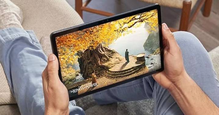 Tech fans snap up 'bright and crisp' Fire Max 11 tablet for £120 off in Black Friday sale