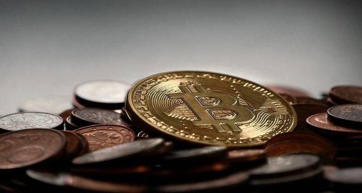 Bitcoin cae por debajo de $100.000