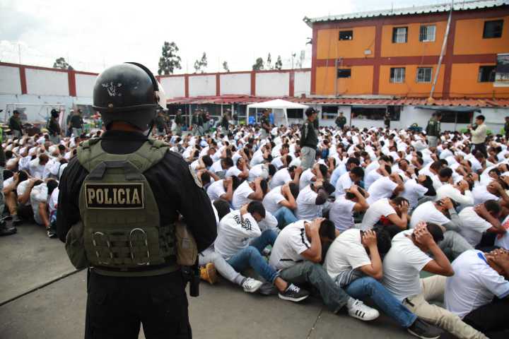 Policía y militares realizan requisa en penal de Trujillo