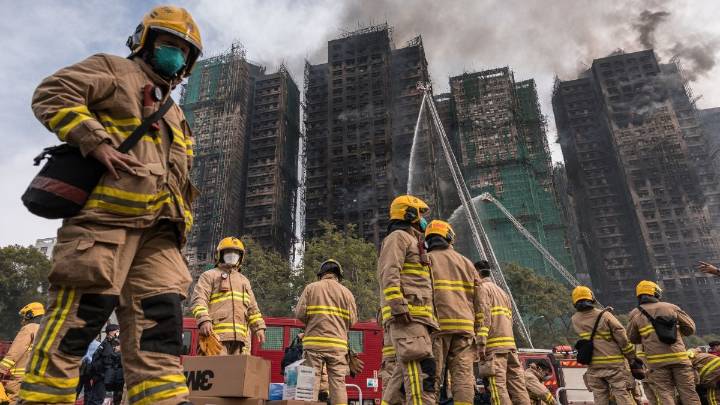 Incendio en Hong Kong deja 94 muertos y decenas de desaparecidos: ya es catalogado como "el peor" en casi 80 años