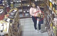 Video.- Quedó todo grabado, mujer roba botellas de licor en segundos