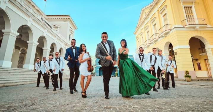 Alistan monumental bailongo danzonero en el Zócalo de CDMX