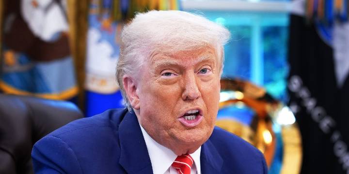 Trump Directs Two Sharp Words at Illinois's Governor During the White House Turkey