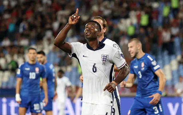 Marc Guéhi abandona la concentración de Inglaterra