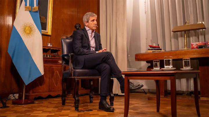 Las proyecciones de Caputo en torno al dólar y la inflación