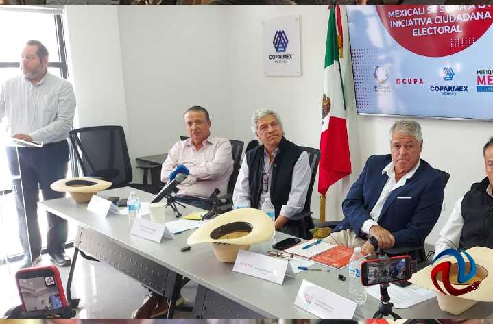 Claudio X González recaba firmas para iniciativa ciudadana de reforma electoral