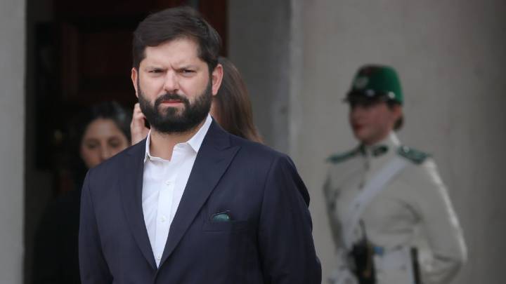 "Buenas noches Chile lindo": La foto junto a su hija que subió el Presidente Boric en medio del debate de Anatel