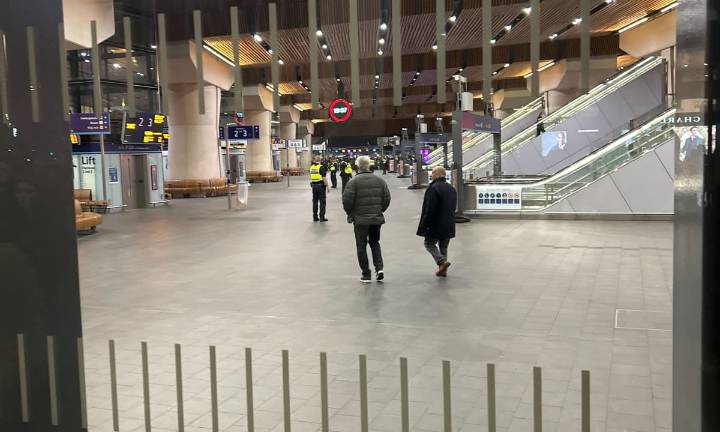 London Bridge station evacuated after man spotted 'behaving suspiciously' on train