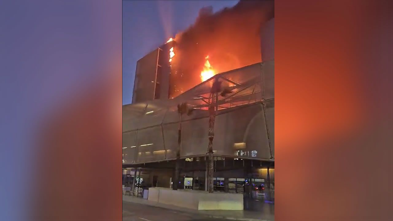 Evacúan el hospital Santa Lucía de Cartagena por un incendio en su fachada