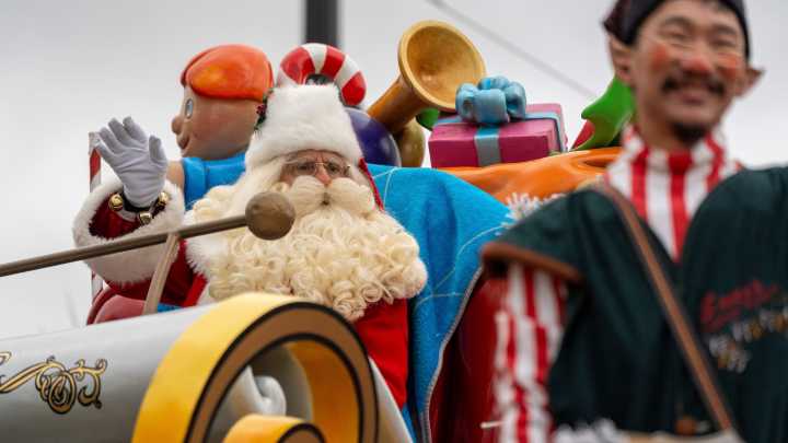 Detroit Thanksgiving parade draws thousands to brave cold, wind