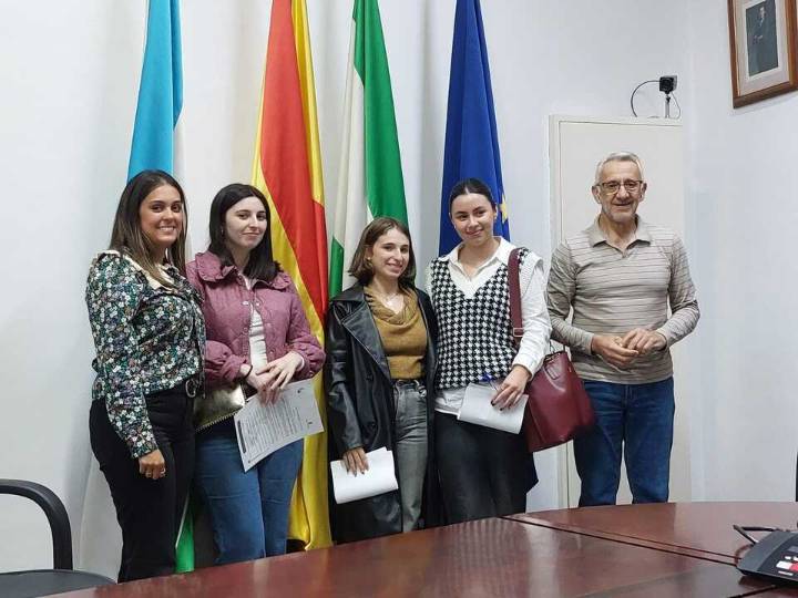 El Ayuntamiento de Bonares entrega la Beca 600 a tres estudiantes del municipio