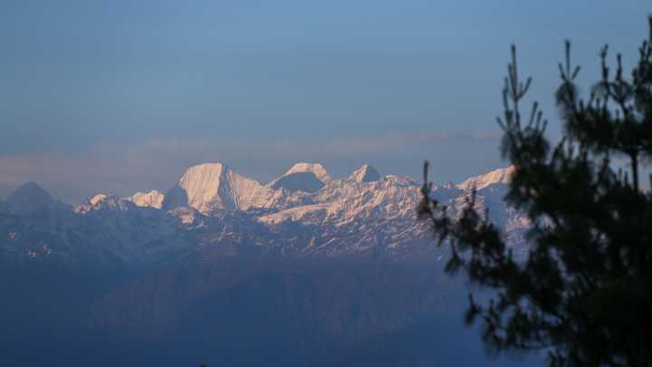 Al menos tres personas muertas y ocho desaparecidas por una avalancha en Nepal