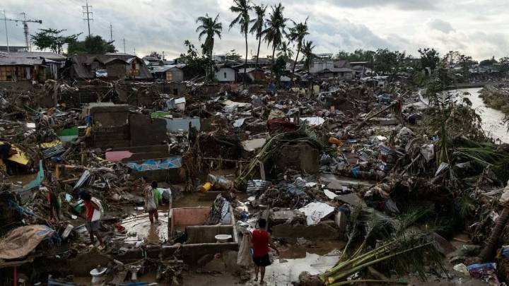 114 dead as Typhoon Kalmaegi devastates Philippines