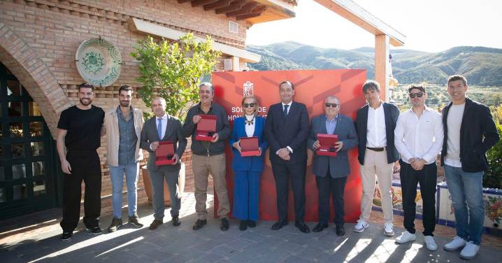 La entrega de insignias del Granada a sus abonados, en imágenes