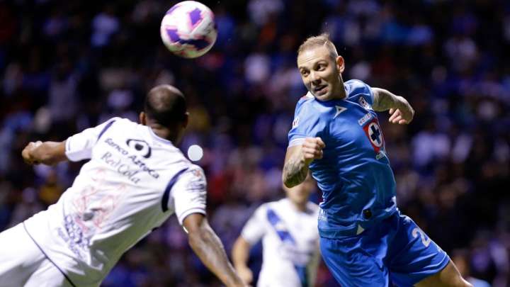 Cruz Azul Golea 3-0 a Puebla y Toma el Liderato del Apertura 2025