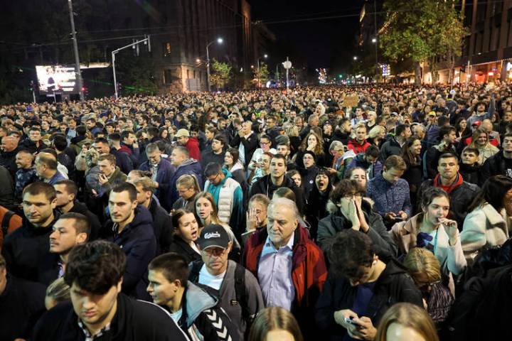 Thousands gather at pro-government rally in Serbia