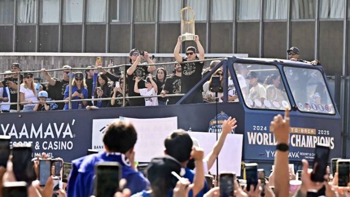 El festejo de los Dodgers con sus aficionados por la consagración en la Serie Mundial