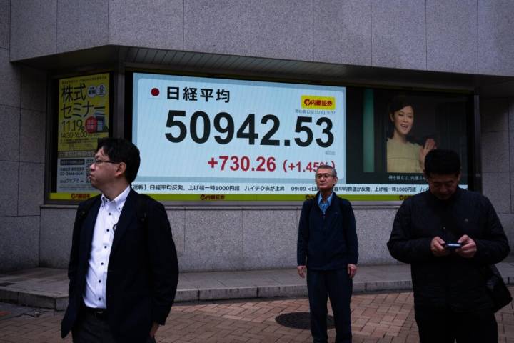 Wall Street loses ground under the weight of falling technology stocks