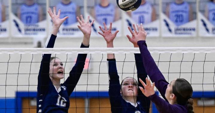 Mekeel girls' volleyball vs. Saratoga Central in 8 photos