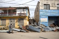 Los tejados volaron con los vientos de Melissa en la ciudad colonial de Falmouth