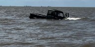 Se metieron con su camioneta al Río de la Plata, quedaron atascados y el agua tapó el vehículo: salieron nadando