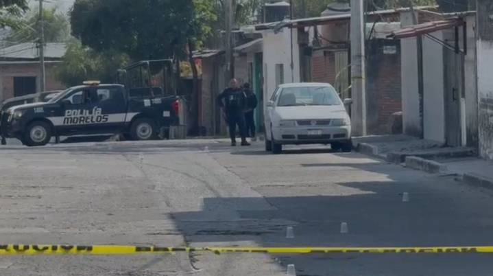 Le dan más de 20 balazos a padre e hijo en la colonia Rubén Jaramillo