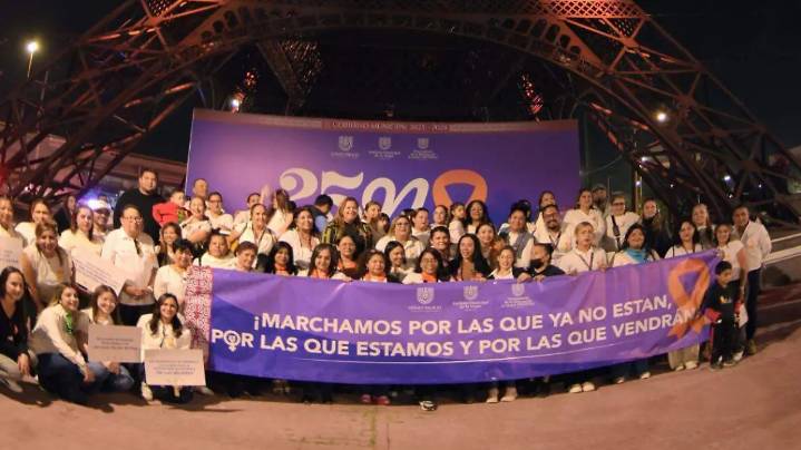 Betzabé Martínez enciende la Torre Eiffel “En memoria de las que ya no están”