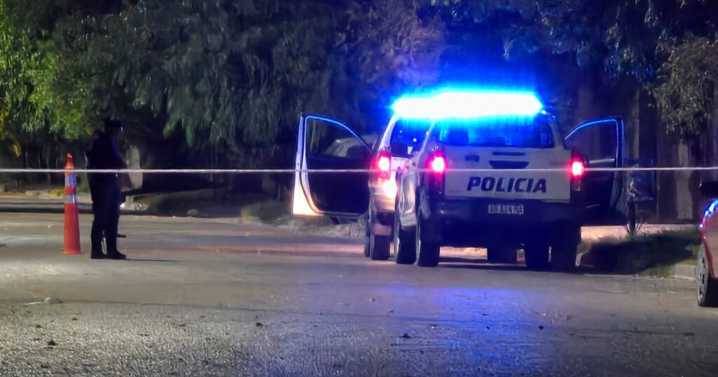 Grave ataque en Centenario: un joven recibió dos disparos y fue derivado de urgencia a Neuquén