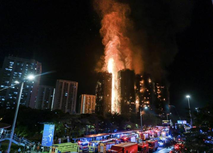 La cifra de muertos en el incendio de Hong Kong sube a 65 y cientos de personas siguen desparecidas