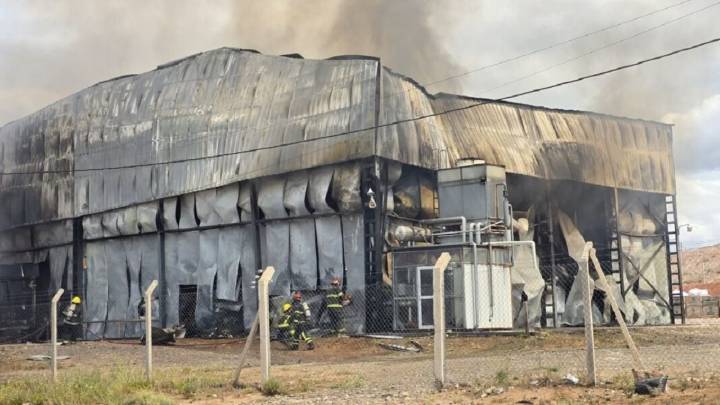 Un incendio destruyó por completo el frigorífico y el Banco de Alimentos de Centenario