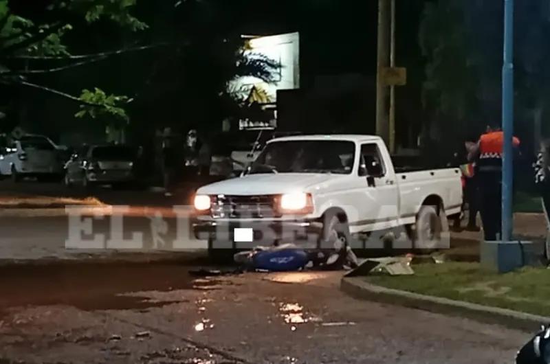 Añatuya: una moto fue embestida por una camioneta y la acompañante sufrió lesiones de gravedad