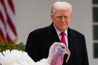 Trump indulta a dos pavos y aprovecha la ocasión para volver a mofarse de Biden
