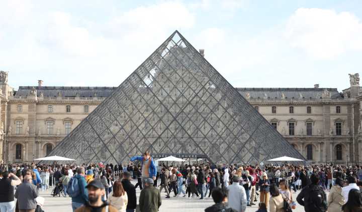 2 Louvre heist suspects had prior theft conviction together, Paris prosecutor says
