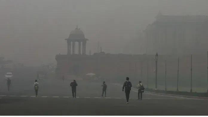 Air pollution records at 427, AQI remains in ‘severe’ category as Delhi wakes up to dense smog