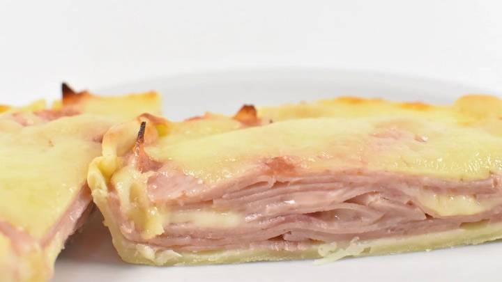 Cómo hacer una tarta de jamón y queso clásica: la receta exquisita que te saca del apuro