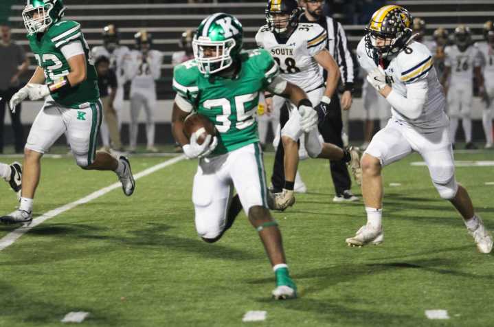 High school football: Reagan overwhelms Wonders in second half