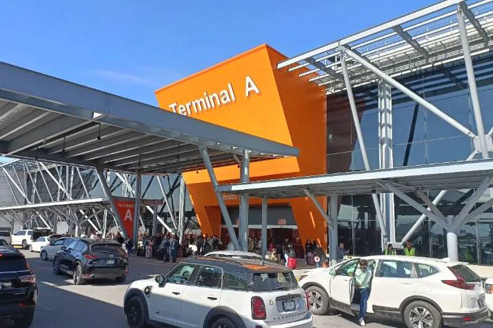 Aterrizaje de emergencia en Monterrey por pasajero agresivo