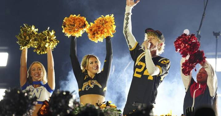 'Fan-demonium:' Saskatchewan Roughriders celebrate ending 12