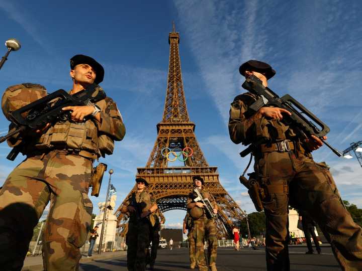 Emmanuel Macron activa el servicio militar voluntario: el plan de Francia para "aceptar la pérdida de hijos" ante la amenaza de Rusia