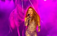 ¡Impactante! La gira «Las Mujeres Ya No Lloran» de Shakira genera una asombrosa recaudación de 13 dígitos, todo gracias a la influencia de Piqué.