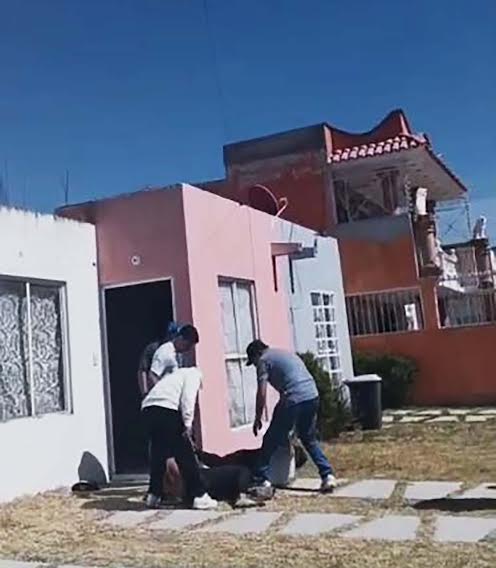 Vecinos detienen y golpean a dos presuntos ladrones