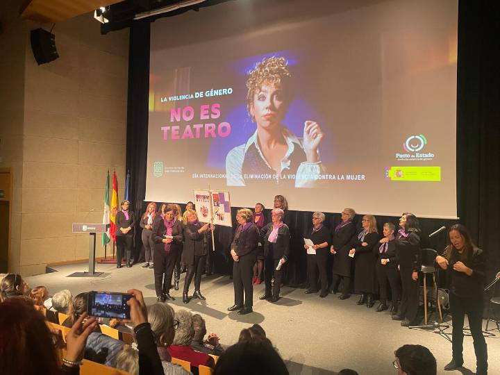 25-N en San Fernando: un emocionante romancero pone voz “a las mujeres a las que han callado”