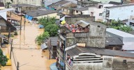 Los muertos por las devastadoras inundaciones en Asia se acercan a los 500