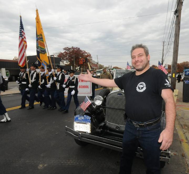 Community Salutes Service at Veterans Day March