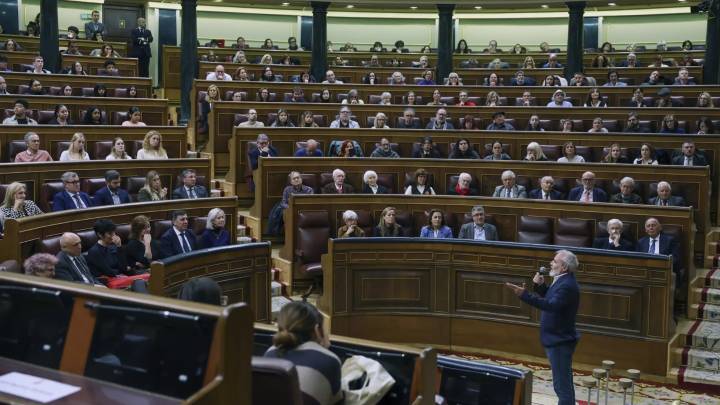 Aniversario muerte de Franco, en directo | Los discursos de Suárez, Roca, Carrillo y Becerril vuelven al Congreso 50 años después de la muerte de Franco