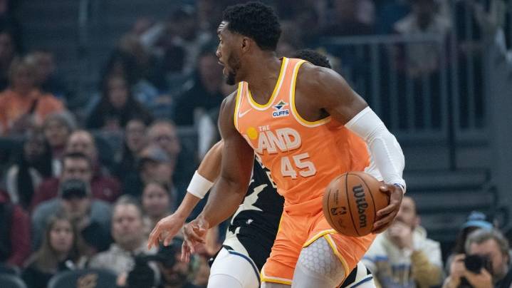 Mitchell's 37 points power Cavaliers to victory over Bucks as Antetokounmpo exits with injury